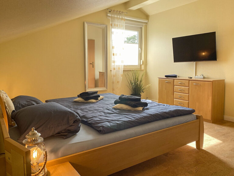 Bild Nr. 1 - doppelbett-schlafzimmer-mit-tv Bild Nr. 1 - doppelbett-schlafzimmer-mit-tv